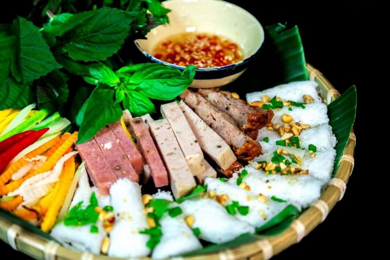 Mẹt bánh hỏi heo quay ở Cần Thơ