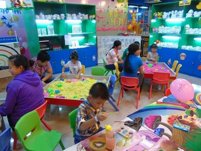 Bé làm họa sĩ tại  Kid’s Home Cần Thơ