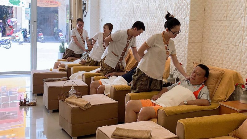 Khách hàng đang ngâm chân tại Mekong Foot Massage Cần Thơ